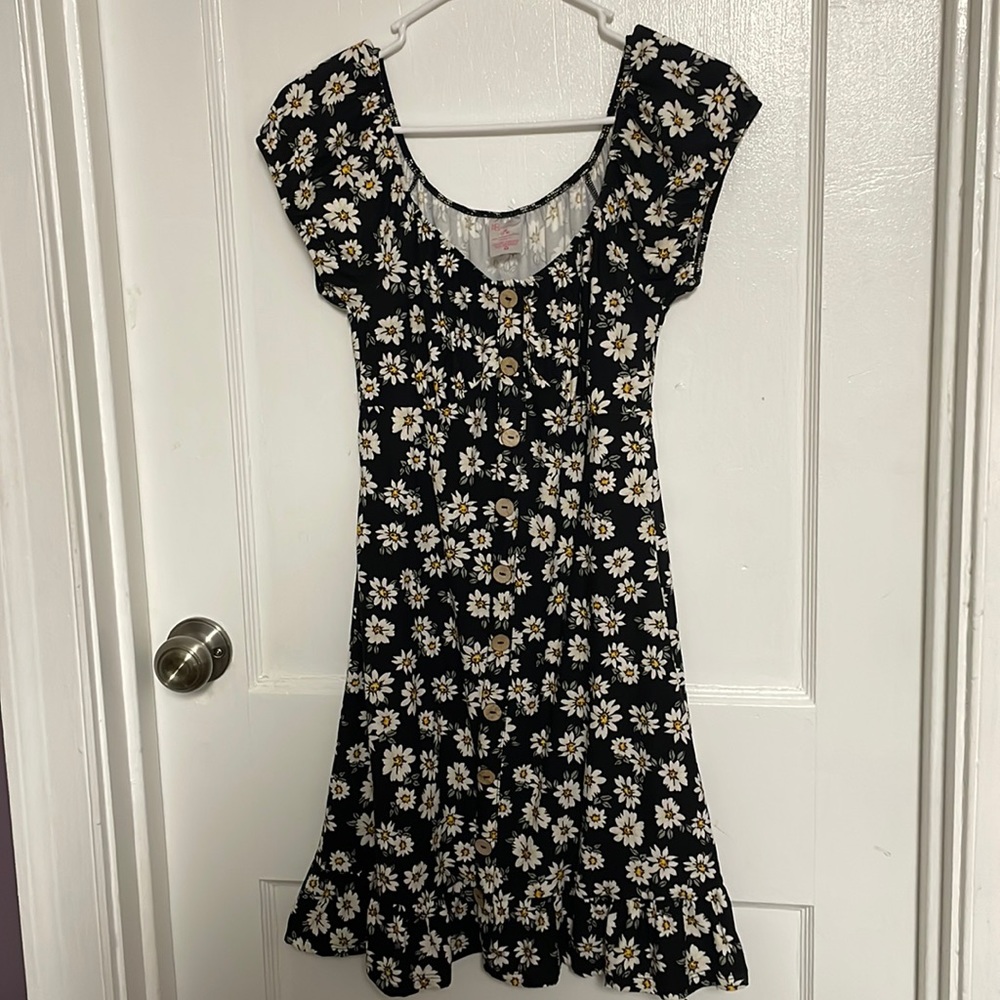 BLACK DRESS WITH WHITE DAISIES